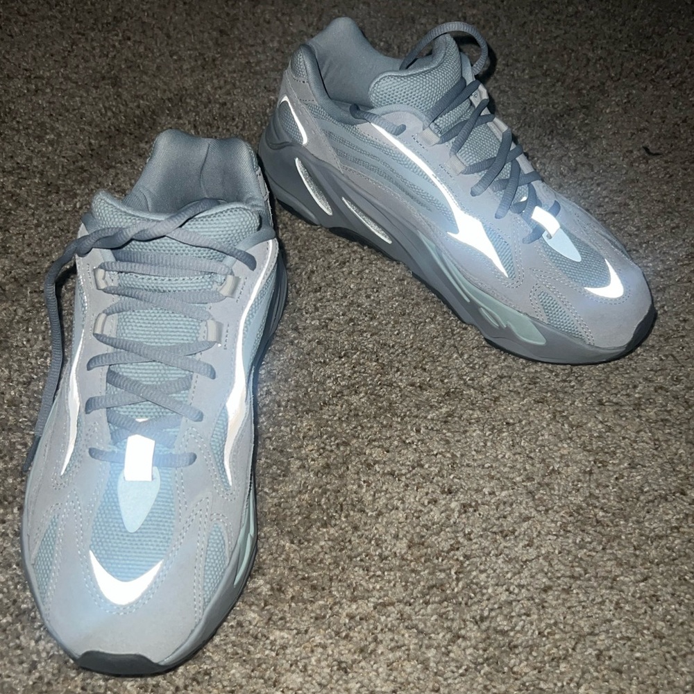 Yeezy 700s V2 Hospital Blue - Picture 2 of 7